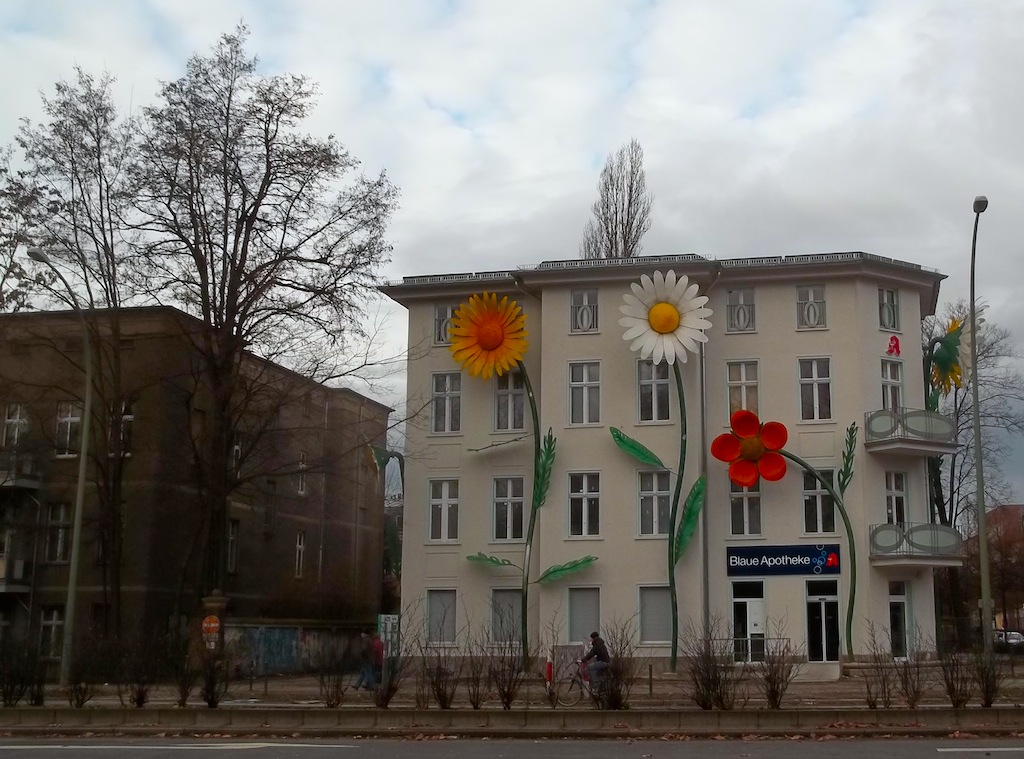 Installazione Riesenblumen by Sergej Dott, Treptow