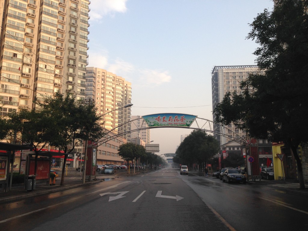 La strade deserte a Pechino alle 6 di mattina, giorno festivo