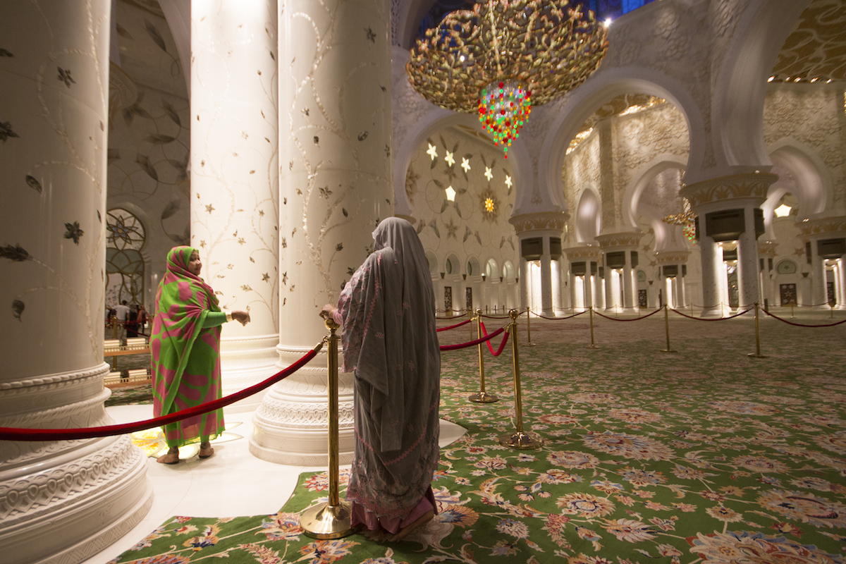 Donne all'interno della Grande moschea Sheikh Zayed