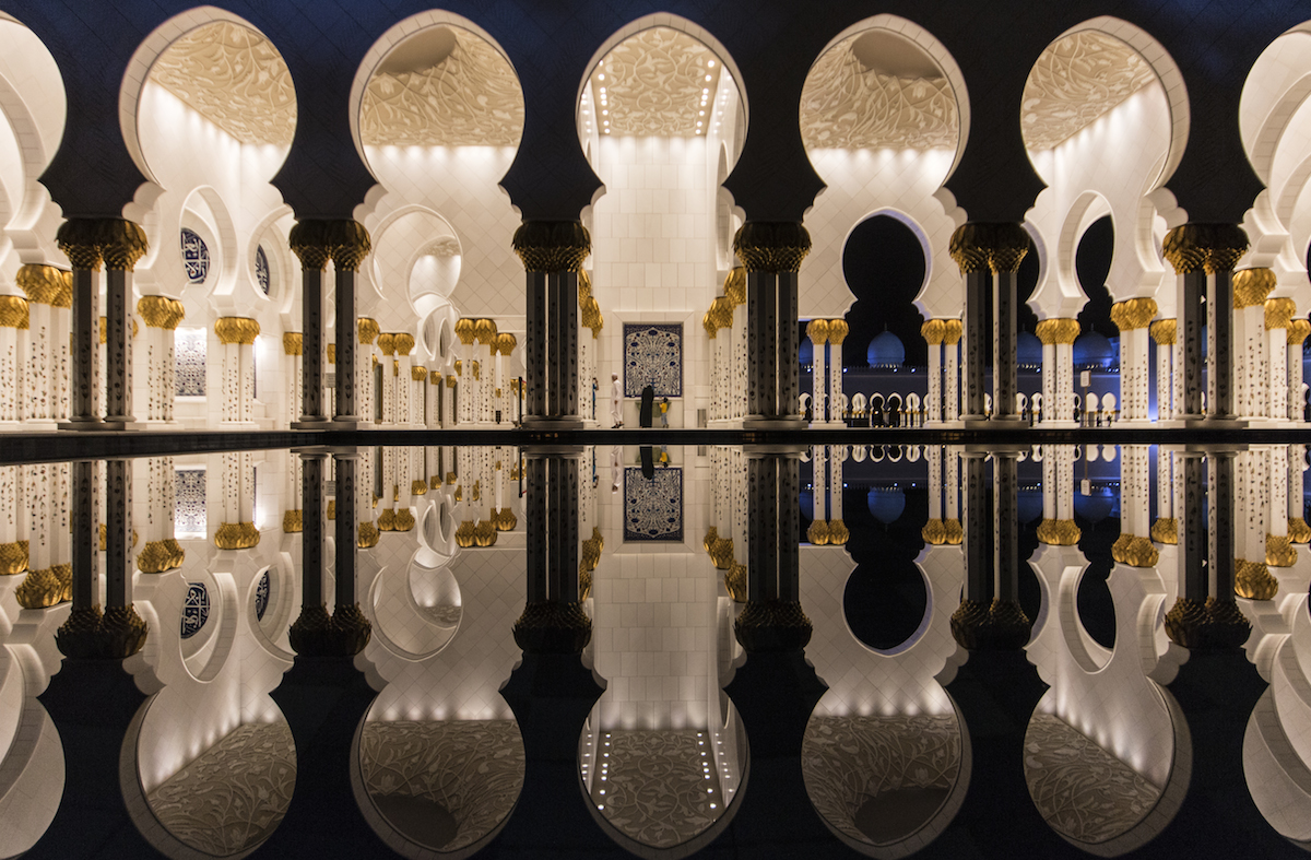 Grande moschea Sheikh Zayed riflessa nell'acqua